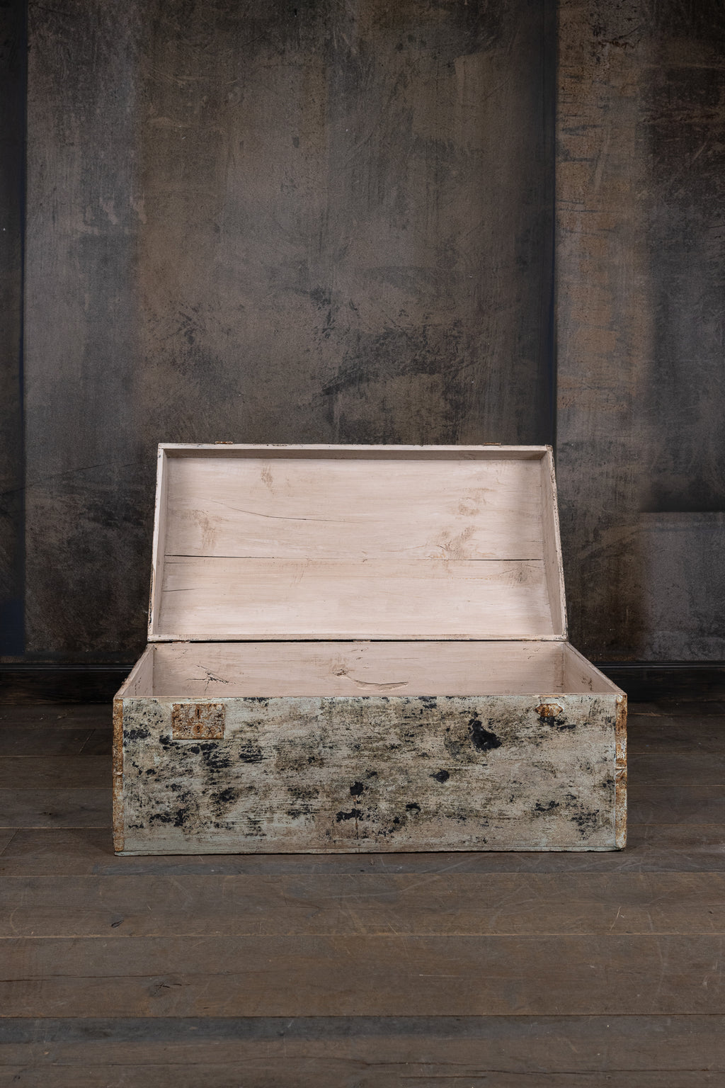 TRUNK - LIGHT GREY - WOODEN
