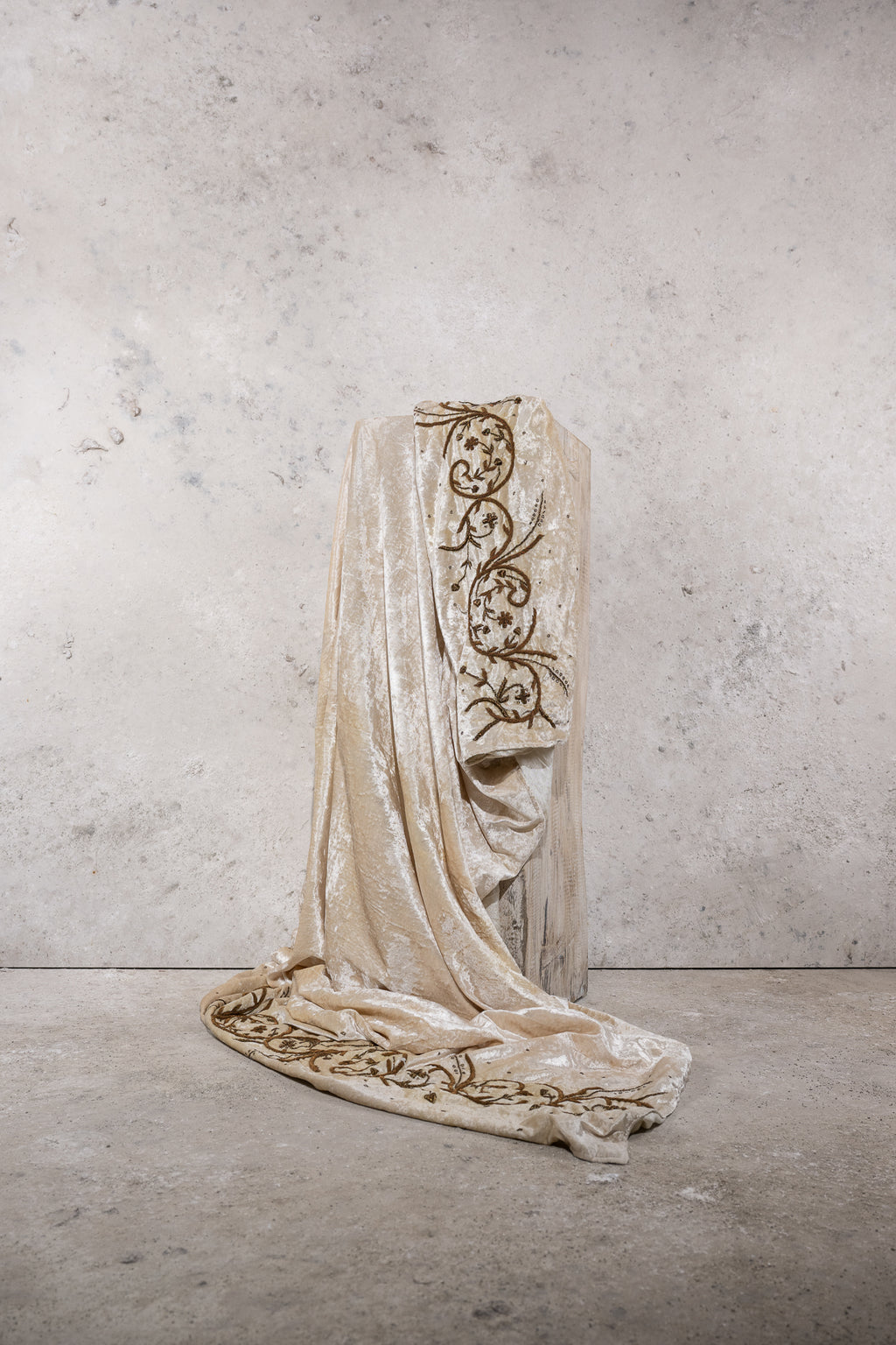 BLANKET - EMBROIDERED - BEIGE
