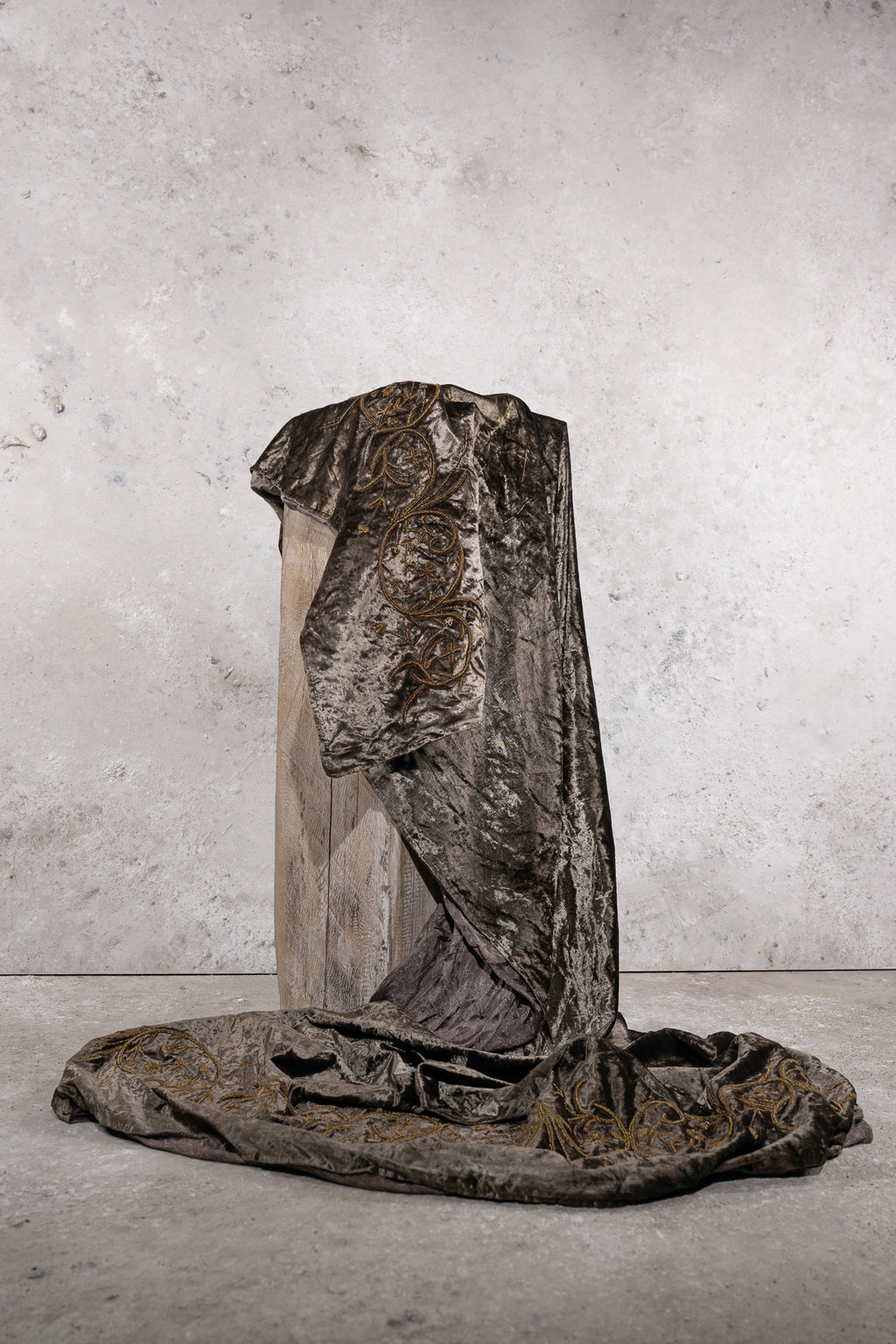 BLANKET - EMBROIDERED - BROWN